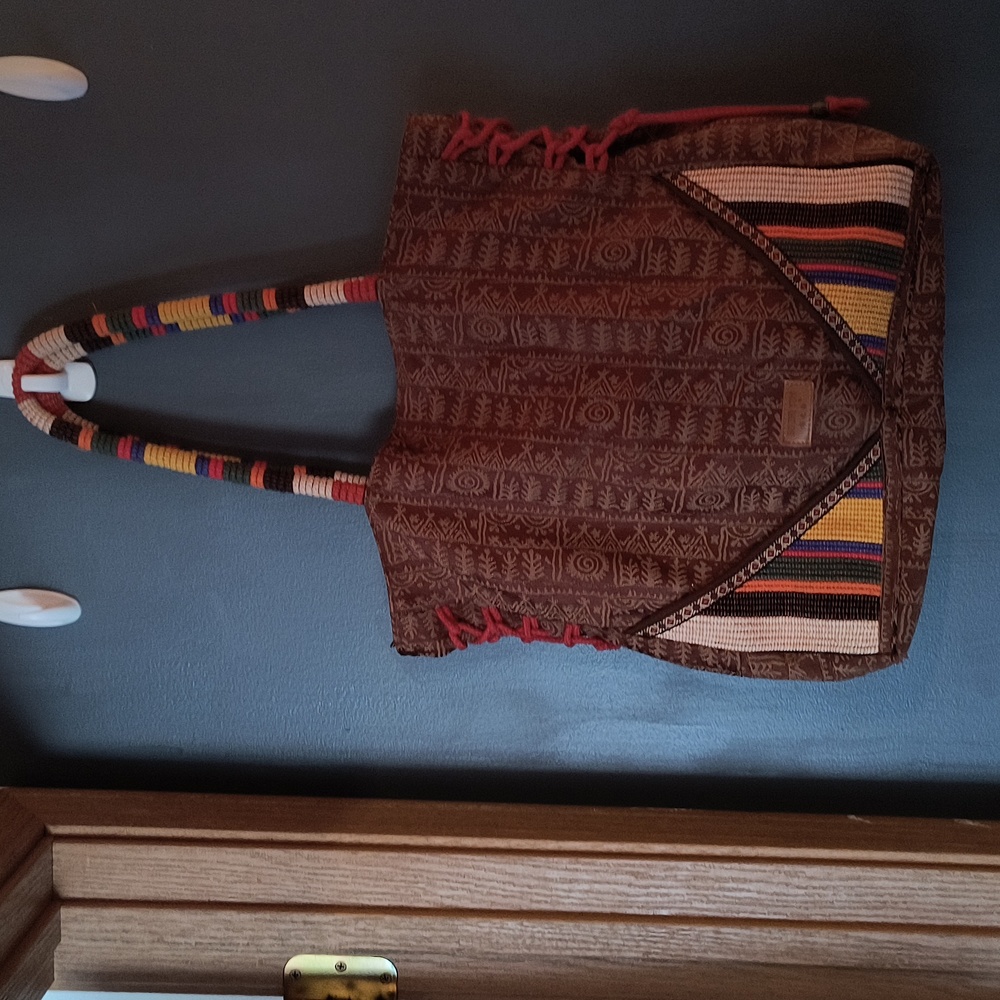 BU ZHI YUN TOTE STYLE BAG WITH POCKETS!